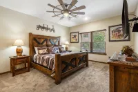 Longhorn Lodge - Private Swimming Pool & Hot Tub, Pool Table - Pet Friendly!