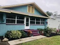 Riverfront Plum Crazy Bungalow w/boat dock! 10 min to Gulf, close to beaches! - Homestays
