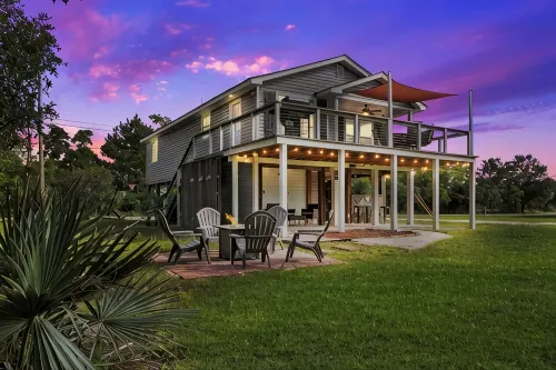 Waterfront Outdoor Bar, Game Room, Fire pit, Grill, Fishing Bay St. Louis Home