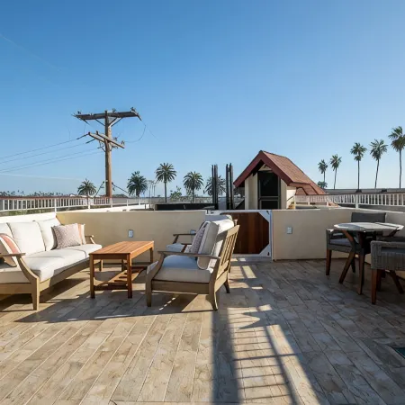 Coastal urban Castle w/ giant Ocean view Deck -BBQ and A/C-100 steps to beach!