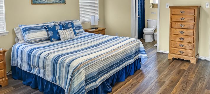 Waterfront, gorgeous sunsets, sandy beach, dogs allowed. Hotels in Llano County