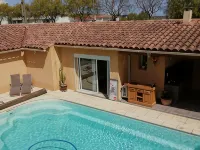 Charming independent studio in Martigues town center, swimming pool, spa Hotels in Martigues