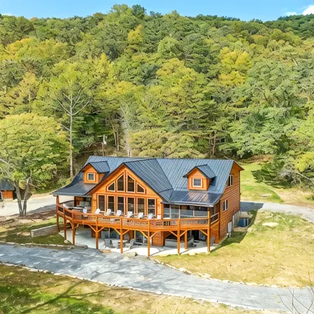 4 Loves Lodge - Main Home Sleeps 22, 5 BR, 5 1/2 BA, Pet Friendly