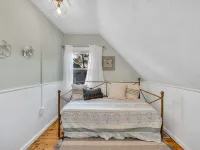 Adorable Cottage, 5 min walk to water & town Hotels in Westbrook