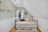 Adorable Cottage, 5 min walk to water & town