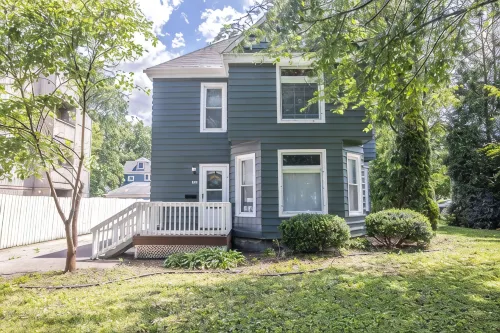 The White House - Close to campus + downtown - lots of room for everyone - บังกะโล