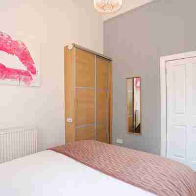 Dalmeny Street Apartment Bright Modern 1 Bed Flat - 10 Mins from City Centre Rooms