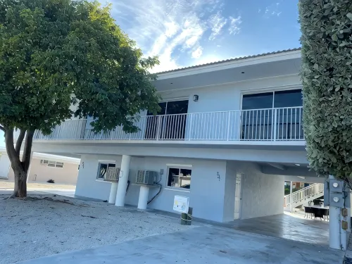Spacious 6-bedroom- 2 kitchen Duplex in beautiful Key Colony Beach - 4-Star