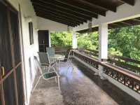 Tradewinds- quiet home overlooking the ocean