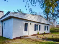 Game room, W/D, Full kitchen, Fire pit, Dog friendly, BBQ, steps to Deep Creek Hotels in McHenry