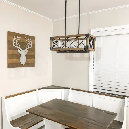 Beautiful 2 story house overlooking the water. Has arcade & Close to the springs