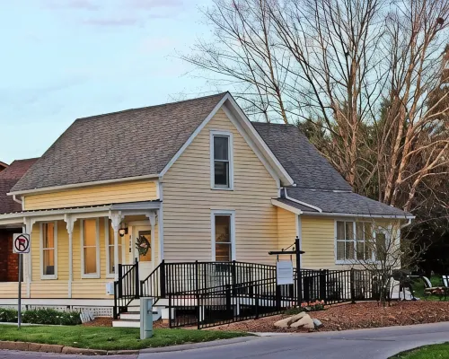 Adorable Little Yellow House, Prime Location! Downtown Pella, IA Hotels in Pella