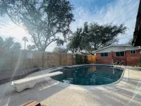 The Pool House - Private Pools