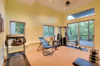 Charming 4-bedroom chateau with WiFi, fitness room in lovely Dillard. - Træningscentre