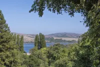 Lloyd's Lookout - Spacious 2 Bed Retreat with Stunning Bay Views