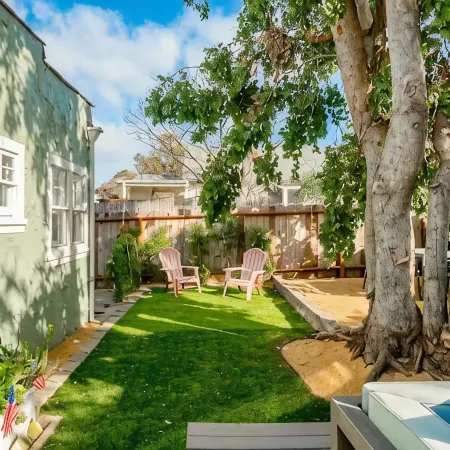 Charming Spanish Bungalow, 2 blocks from the water!
