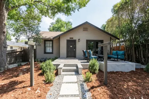 Walk DOWNTOWN! High-end remodel w porch/2 firepits - Holiday bungalows