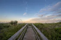 Dogs Welcome! Cute space, fresh out of entire renovation! Steps to beach!