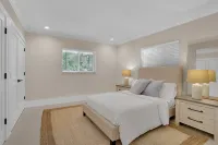 Steps from the beach, heated pool, and ocean sunrises from your patio - 프라이빗 풀
