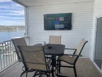 BRAND NEW HARDWOOD FLOORS! Beautiful views, walk to Strip, shopping and fun! - Wifi