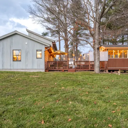 Amenity-Rich Fun Cabin~HotTub*GameRm*20-min to Ski
