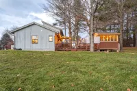Amenity-Rich Fun Cabin~HotTub*GameRm*20-min to Ski