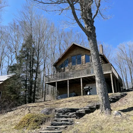 Relaxing waterfront cabin getaway in the Groton State Forest