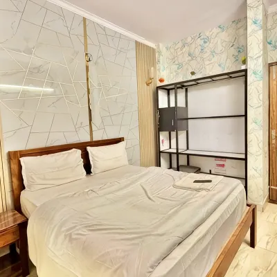 The Raveesh E24 - 2BHK Serviced Apartment Отели рядом с достопримечательностью «Храм Чаттарпур»