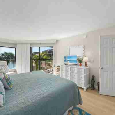 Completely renovated one bedroom on the beach, 65' Samsung TV tennis, pool. Rooms