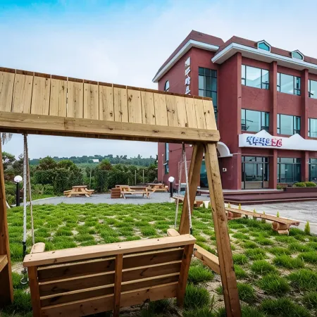 Jeju Wayo Pension Отели рядом с достопримечательностью «Парк Тольхарбан»