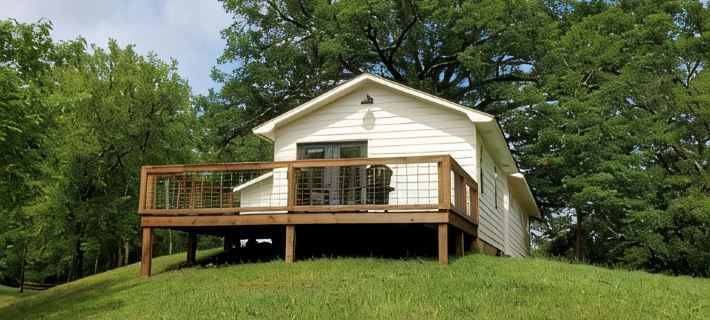 Completely remodeled 1940's farmhouse with Gorgeous pond views!! Hotels in Hot Spring County
