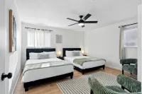 Spacious 3-bedroom house with card table, backyard and Wifi in NE Albuquerque - Bungalows