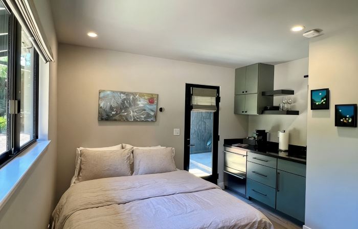 Modern Cozy Pebble Beach Studio with Premium Amenities and WiFi