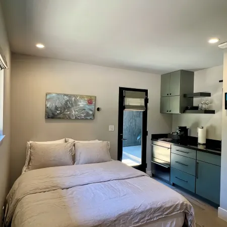 Modern Cozy Pebble Beach Studio with Premium Amenities and WiFi