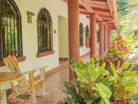 Private suite 102 with beautiful gardens, shared pool and BBQ area! Hotels in Dominical