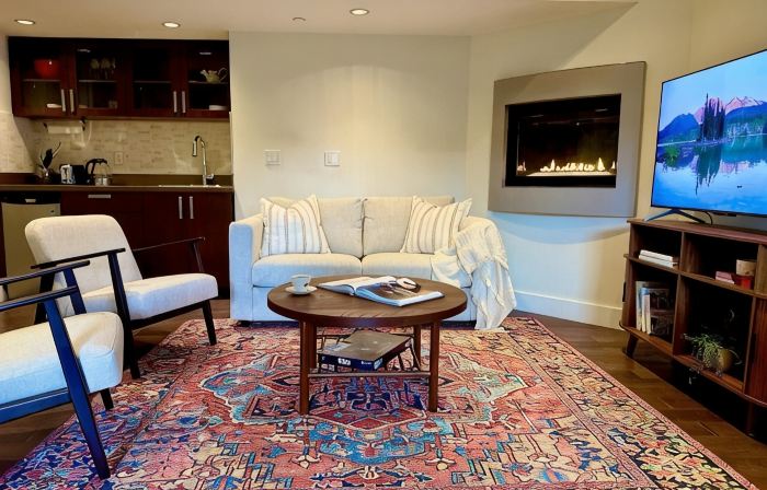 Modern and Tranquil Gem, Close to Downtown, Cruise Terminal, Beach and Ski Hills