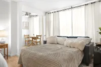 Charming Riverwalk Retreat – Spacious Downtown Condo - Parvekkeita