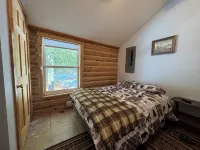 3 Bedroom Log Cabin on the Lake.  Perfect for Ice Fishing and Snowmobiling! - Chalets