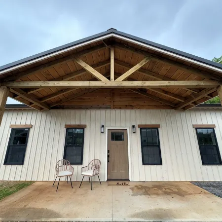 BRAND NEW 3 Bedroom Modern Barndominium at Lake Cumberland .5 mi to boat launch!