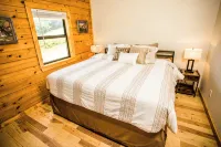Couples Retreat- 2 King Beds, Outdoor TV + Fire Pit, Near the Buffalo River! - Wifi