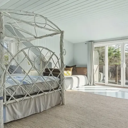 Stylish Mid-century Modern Berkshires Cape Отели в г. Ли