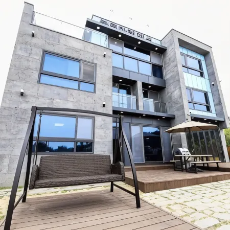 Ulsan (Ganjeolgot) Calmare Pension Отели рядом с достопримечательностью «Мыс Канджольгот»