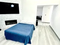 Charming 3- bedroom house with WiFi and AC in delightful Vancouver Hotels in Five Corners