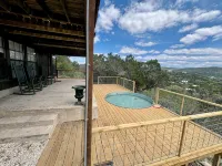 Design-forward Frio cabin with epic views & pool - 샬레 호텔