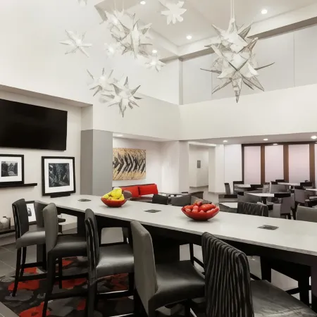 Hampton Inn & Suites Roanoke Airport