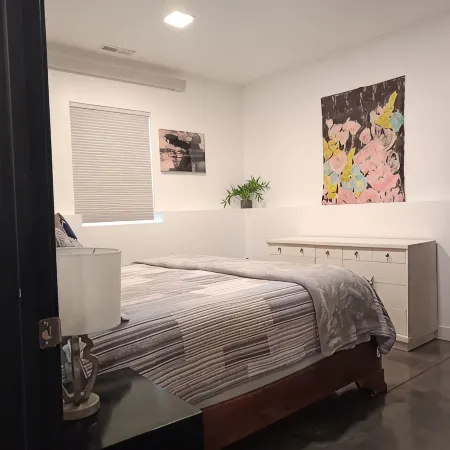 Modern King Suite + Full Kitchen + W/D + Walk to Rushmore Mall