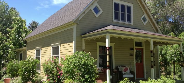 Charming studio cottage on quiet street with beautiful landscaping and gardens. 델타 카운티 호텔