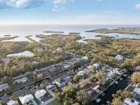 Family & Fisherman Friendly Pool Home- Gulf Access Dock, Bikes, Games & Kayaks - Boutique