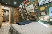Gondola34 - Poconos Most Unique Tiny Cabin!  2 Minutes to Jfbb Ski ,Lake & More!