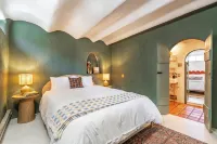 Stunning Artful Adobe - Super Walkable Location - Kitchenette